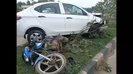 ଛେଣ୍ଡିପଦା: କୁମୁରସିଙ୍ଗ ଛକ ନିକଟରେ କାର ଧକ୍କାରେ ଦୁଇ ବାଇକ ଆରୋହୀ ଗୁରୁତର