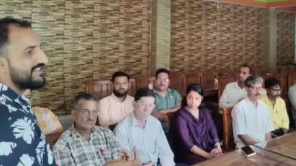 दाड़लाघाट: दवा विक्रेताओं के लिए उच्च न्यायालय के आदेशों के बाद दाड़लाघाट में लगाया गया जागरूकता शिविर