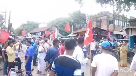 পাঁচলা: কালীগঞ্জের ঘটনার প্রতিবাদে কেটুয়াপোল মোড়ে পথ অবরোধ করে বিক্ষোভ রঘুদেবপুর অঞ্চল CPI(M)-র