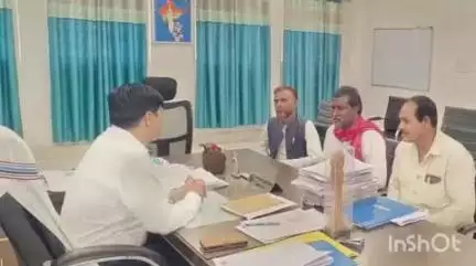 मेराल: दुलदुलवा गांव को गोद लेकर अवैध शराब से मुक्त करने का अभियान हो रहा सफल : एसडीएम