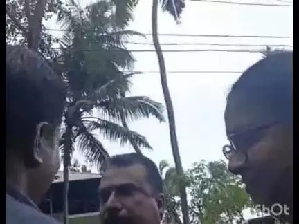 ചേർത്തല: അരൂരിൽ പരാതി അന്വേഷിക്കാനെത്തിയ ആരോഗ്യ വകുപ്പ് ഉദ്യോഗസ്ഥർക്കെതിരെ സി.പി.എം നേതാവിന്റെ ഭീഷണി