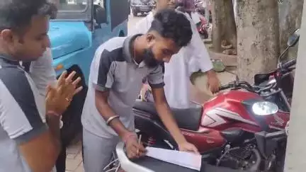 বারাসাত ১: মুর্শিদাবাদের এক যুবকের বিরুদ্ধে দেশ বিরোধী পোস্ট করার অভিযোগ তুলে বারাসাত থানার দ্বারস্থ বজরঙ দলের সদস্যরা