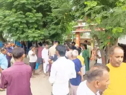 बिलासपुर: भंग कमेटी पर संतोषी माता के मंदिर की संपत्ति पर कब्जा करने का आरोप, लोगों ने किया धरना