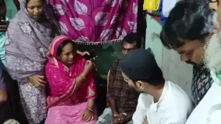 কালীগঞ্জ: বোমা হামলায় নিহত নাবালিকা তামান্না খাতুনের পরিবারের সঙ্গে সাক্ষাৎ করলেন ভাঙড়ের বিধায়ক ও ISF নেতা নওশাদ সিদ্দিকী