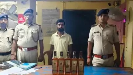 चकिया पिपरा: चकिया पुलिस ने चकिया थाना क्षेत्र से बुधवार को स्कूटी पर विदेशी शराब के साथ एक तस्कर को किया गिरफ्तार