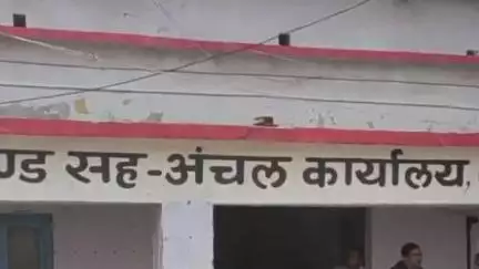 केसरिया: गोंछी कुशहर और पश्चिमी सुन्दरापुर पंचायत के दर्जनों स्वच्छता कर्मियों ने बुधवार को बीस सूत्री के अध्यक्ष को ज्ञापन सौंपा