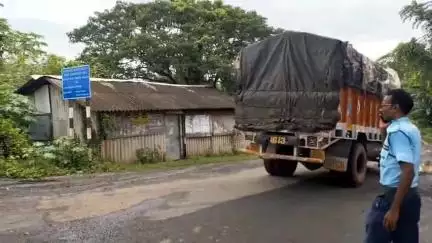 নারায়ণগড়: পোক্তাপোলে ডাম্পারের পেছনে   বাইকের ধাক্কা গুরুতর আহত বাইক আরোহী