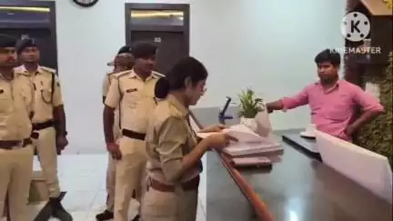 बगहा: रामनगर में क्राइम कंट्रोल को लेकर पुलिस ने होटल में की छापेमारी