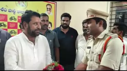 పలమనేరు: ఎమ్మెల్యే అమర్నాథరెడ్డిని మర్యాదపూర్వకంగా కలిసిన స్థానిక ఎస్సై లోకేష్
