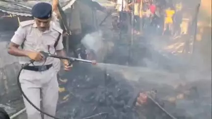 लौरिया: लंगड़ी गांव में रास्ते के विवाद में अतिक्रमण हटाने गई प्रशासन के सामने असामाजिक तत्वों ने घर में लगाई आग