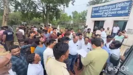 सावनेर: वेकोली पाटणसावंगी येथे त्रस्त कामगारांसह आमदार डॉ आशिष देशमुख यांची अधिकाऱ्यांसोबत बैठक संपन्न