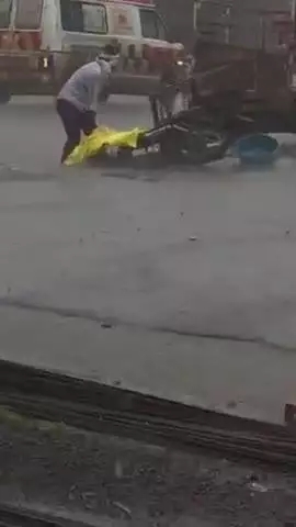 गल्ला मंडी के सामने नपा की दुकानों के सामने बने नाले की ऊपरी सतह खुदी है जो बारिश में दुर्घटना का कारण बनी हुई है।