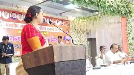 अलिबाग: आणीबाणी लादणाऱ्यांचे वंशज देशात अराजकता पसरवताहेत
आमदार चित्रा वाघ यांची राहुल गांधींवर टीका