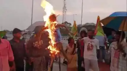 बेरो: डुमरी विधायक पर अभद्र टिप्पणी करने पर झारखंड लोकतांत्रिक क्रांतिकारी मोर्चा ने मांडू विधायक का पुतला फूंका