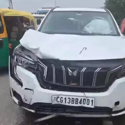 चुनार: अहरौरा में कार की चपेट में आने से बाइक सवार युवक गंभीर रूप से हुआ घायल