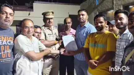 फरीदपुर: थाना फतेहगंज पूर्वी में हनुमान मंदिर के पास शराब की दुकान हटाने की मांग तेज, करणी सेना व हिंदू संगठन ने किया समर्थन