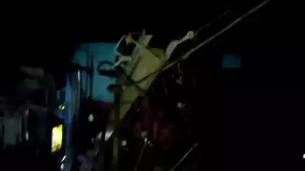 হবিবপুর: দেবীপুর এলাকায় পিকআপ ভ্যান নিয়ন্ত্রণ হারিয়ে ইলেকট্রিক পোলে ধাক্কা মেরে উল্টে গেল, ঘটনাস্থলে হবিবপুর থানা পুলিশ