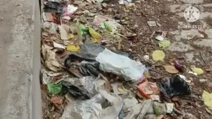नरपतगंज: बसमतिया बाजार में कचरे और दुर्गंध से परेशान बाजारवासी, डीएम से जांच की मांग की