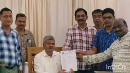 ମାଲକାନଗିରି: ରାଜ୍ୟ ରାଜସ୍ୱ ଅମଲା ସଂଘର ନିଷ୍ପତି କ୍ରମେ ସରକାରଙ୍କ ଉଦେଶ୍ୟରେ ଅତିରିକ୍ତ ଜିଲ୍ଲାପାଳଙ୍କୁ ତାଙ୍କ କାର୍ଯ୍ୟଳୟରେ ଦାବିପତ୍ର ଦେଲା ଜିଲ୍ଲାସଙ୍ଘ
