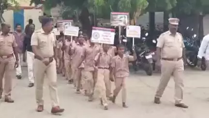 பெரியகுளம்: தேவதானப்பட்டி காவல்துறை சார்பில் மாணவர்களுக்கு சட்டம் ஒழுங்கு சமத்துவம் குறித்த விழிப்புணர்வு பேரணி நடந்தது