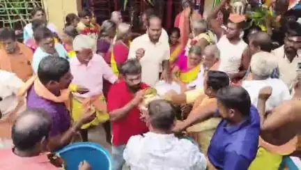 போடிநாயக்கனூர்: போடி உச்சம காளீஸ்வரி அம்மன் கோவில் கும்பாபிஷேகத்தை முன்னிட்டு 800க்கும் மேற்பட்டோர் தீர்த்தம் சுமந்து வந்தனர்