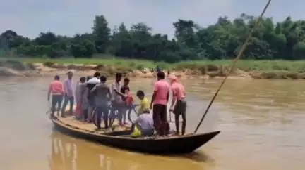 গড়বেতা ২: হুমগড়ে আবার ভরসা ঐতিহ্যবাহী নৌকা — অসম্পূর্ণ সেতু ও বন্যায় বিপর্যস্ত যোগাযোগ ব্যবস্থা 
#jansamasya