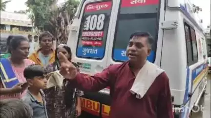 બોરસદ: બોરસદ પાલિકામાં ધરણા પર બેઠેલા પરિવારોના બાળકોની તબિયત લથડતા 108માં સારવાર અર્થે ખસેડવામાં આવ્યા