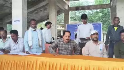 गोबिंदपुर राजनगर: राजनगर के गोबिंदपुर पंचायत भवन में धरती आबा जनजातीय ग्राम उत्कर्ष अभियान में कई लाभुक नाराज़