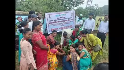पेशरार: हरमू में आरसेटी प्रशिक्षित उद्यमियों का मिलन समारोह आयोजित, संगठन गठन हेतु लगाए पौधे
