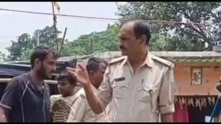 निरसा/चिरकुंडा: मैथन मोड़ के पास अतिक्रमण कर रहे लोगों को पुलिस ने रोका, निर्माण कार्य बंद करवाया