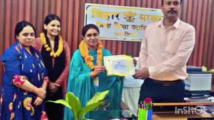 खगड़िया: हनुमान नगर मिडिल स्कूल की शिक्षिका को डीईओ ने दिया सर्टिफिकेट