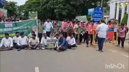 ନୟାଗଡ ସଦର: ନୟାଗଡ଼ କଲେଜ
ରାସ୍ତାରେ ବସି ସରକାରଙ୍କୁ ଚେତାଇଲେ ଛାତ୍ର ଛାତ୍ରୀ


.