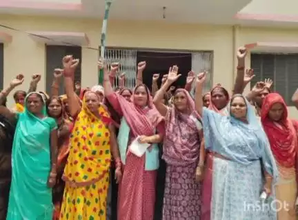 बिजली कटौती से नाराज महिलाएं: लाठी-डंडों के साथ बिजली कार्यालय पहुंचीं, रोस्टर के अनुसार आपूर्ति की मांग