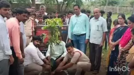 అశ్వారావుపేట: దమ్మపేట మండల పరిధిలోని మందలపల్లి జడ్పీహెచ్ఎస్ పాఠశాల నందు మాదకద్రవేయాలపై అవగాహన కార్యక్రమం నిర్వహించిన పోలీసులు