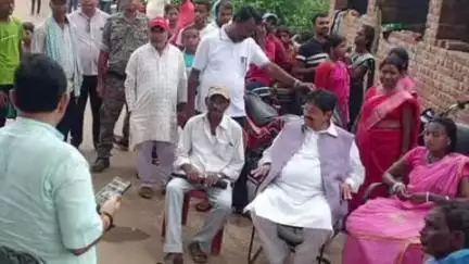 सारठ: लगवां पंचायत में MLA चुन्ना सिंह ने ग्रामीणों से की मुलाकात, समस्याओं का समाधान करने का दिया भरोसा