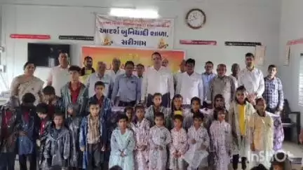 ઉમરગામ: સરીગામ પ્રા.શાળાના 718 વિદ્યાર્થીઓને રેઇનકોટનું વિતરણ