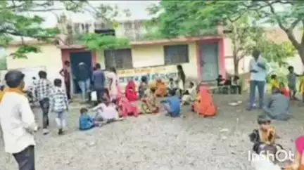 कुम्भराज: कलेक्टर के निर्देश पर कुंभराज लोक सेवा केंद्र में वाहनों से लोगों को लाकर आधार कार्ड अपडेट कराए जा रहे हैं
