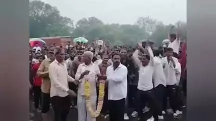 વડોદરા: જિલ્લા ની કરજીયા ગ્રામ પંચાયત માં માત્ર 22 વર્ષીય યુવતી ની જીત થતા સમર્થકોમાં ઉત્સાહ જોવા મળ્યો