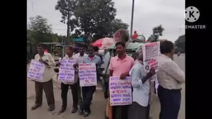 বিষ্ণুপুর: আদিবাসীদের হত্যার বিরুদ্ধে বারবাকড়া মোড়ে CPIML সংগঠনের পক্ষ থেকে পথসভা অনুষ্ঠিত করা হয়