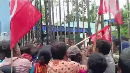 মেদিনীপুর: জব কার্ডের অধিকার রক্ষার দাবিতে সবংয়ে CPIM-র আন্দোলন, অশান্তি রুখতে প্রতিরোধ করেছে পুলিশ; মেদিনীপুরে জানালেন পুলিশকর্তা