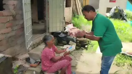 বারুইপুর: জগন্নাথ ধামের মহাপ্রসাদ বাড়িতে বাড়িতে নিজের হাতে তুলে দিলেন বারইপুর 16 নম্বর ওয়ার্ডের কাউন্সিলর