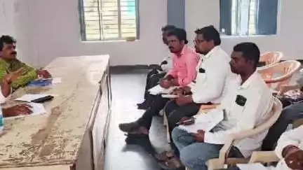 ఉదయగిరి: సింగిల్ కార్డ్ జాబ్ కార్డులను గుర్తించాలి :  ఉపాధి హామీ సిబ్బందితో సమీక్ష నిర్వహించిన ఉదయగిరి ఎంపీడీవో అప్పాజీ