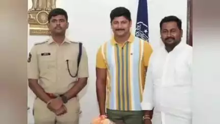 తాడిపత్రి: జిల్లా ఎస్పీ ని కలిసిన పాకిస్తాన్తో జరిగిన ఆపరేషన్ సింధూర్ యుద్ధంలో పాల్గొన్న తాడిపత్రికి చెందిన జవాన్ రమాకాంత్ రెడ్డి