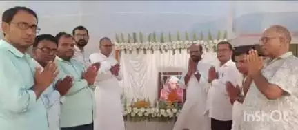 महुआ: महुआ में समाजसेवी शारदा देवी की श्रद्धांजलि सभा में शामिल हुए शिक्षक संघ के सदस्य, दी श्रद्धांजलि