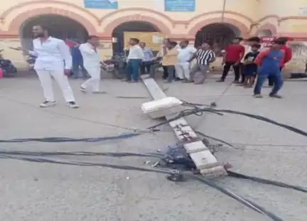 सुल्तानपुर: सुल्तानपुर में रतनपुर ईस्ट फीडर पर बिजली विभाग की लापरवाही के कारण मरम्मत के दौरान लाइनमैन झुलसा