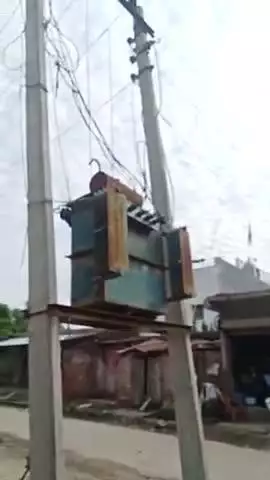 मीरगंज के ग्राम पहुंच बुजुर्ग में लाइट की समस्या बार-बार लगभग 6 महीने से आ रही है