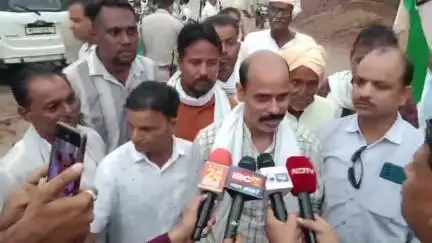 श्योपुर में सड़क निर्माण में बेहद धांधली है कंपनी भाजपा नेता से जुड़ी है विकास को कमजोर किया जा रहा है ये जनता का पैसा लुट रहे है मेरा मीडिया से बातचीत में आरोप