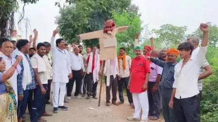 मथुरा: रेल अधिग्रहण में किसानों को मनाने पहुंचे सिटी मजिस्ट्रेट, बात नहीं बनी तो धमकाने पर उल्टे पैर लौटने का वीडियो हुआ वायरल