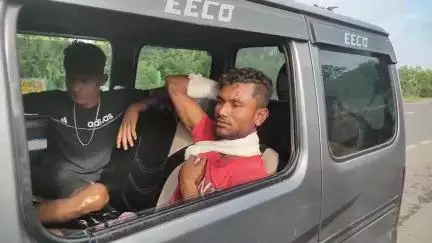 নাকাশিপাড়া: নাকাশিপাড়া ১২ নম্বর জাতীয় সড়কে গাড়ি দুর্ঘটনায় আহত চালক আজহার মল্লিককে বেথুয়াডহরি হাসপাতাল থেকে শক্তিনগর স্থানান্তর