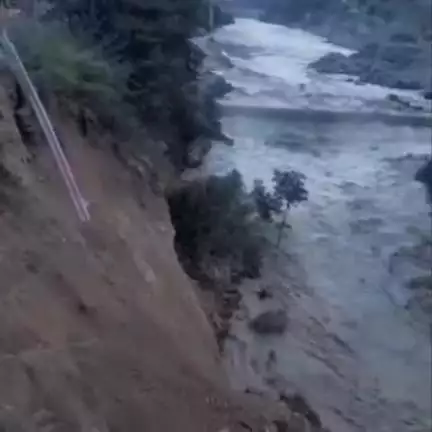 कल्पा: किन्नौर के पोवारी समीप सतलुज नदी उफान पर, बाढ़ जैसी स्थिति बनी, NH-5 धंसने का खतरा